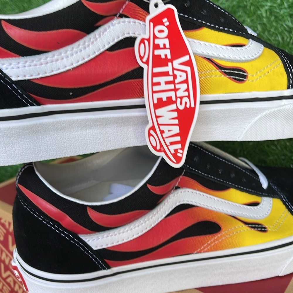 Vans Men’s Old Skool
(Flame) Black/Black/True White
VN0A38G1PHN
Sneakers - Picture 12 of 16